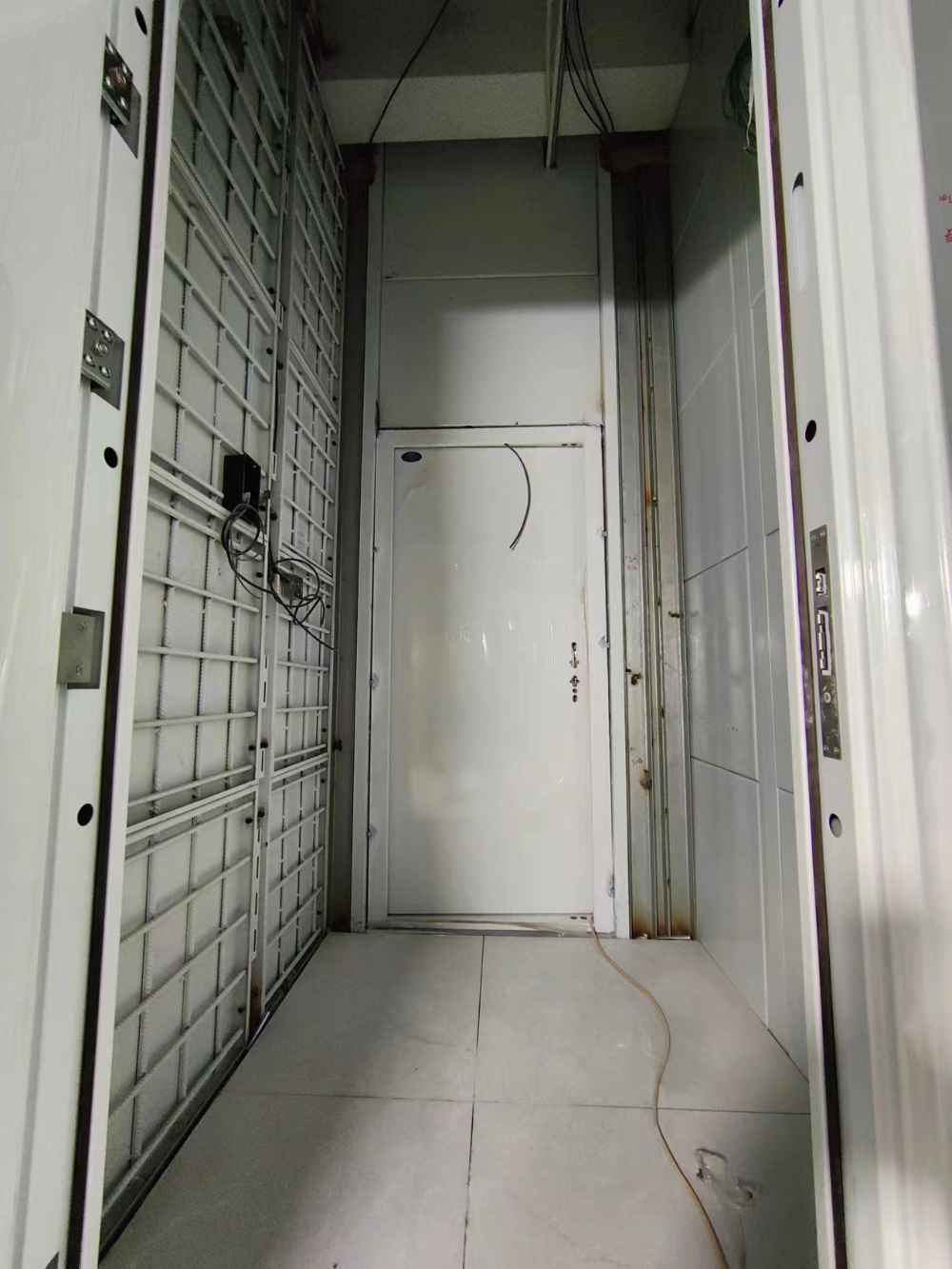 银行模块化钢板墙_现金区联动区安装照片.jpg