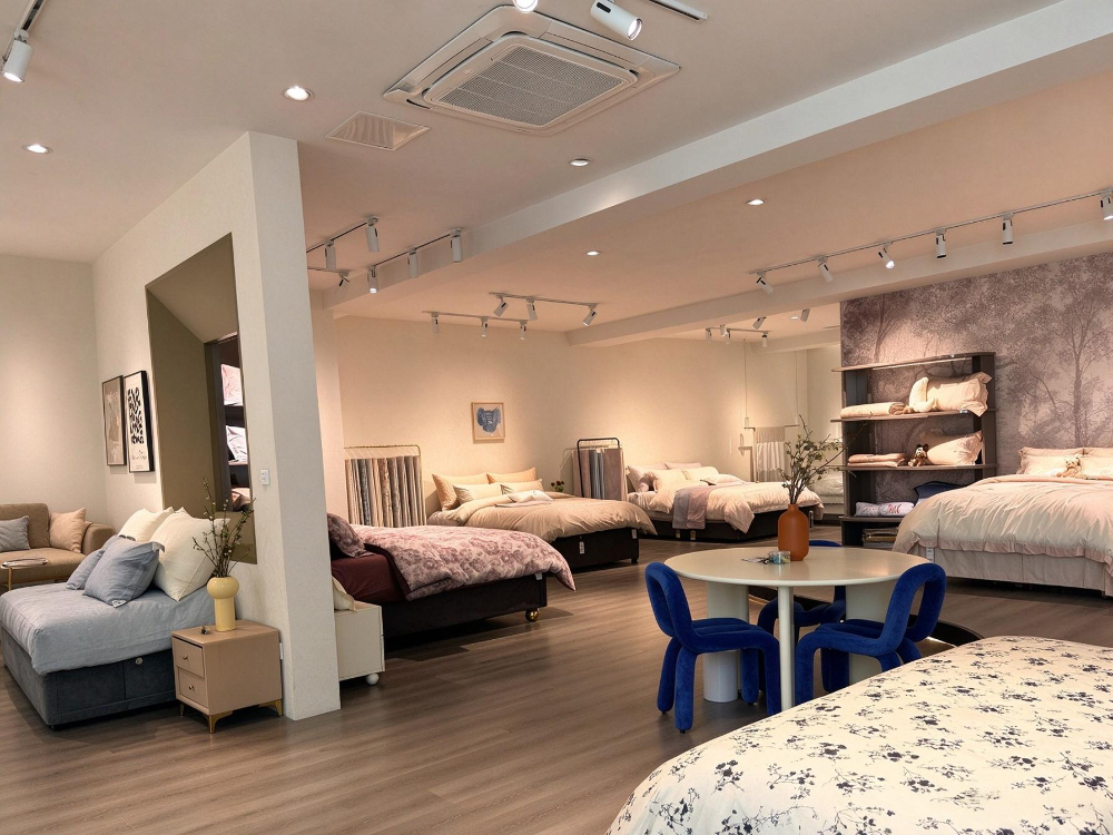 家纺展厅现代风床品全景实拍.jpg
