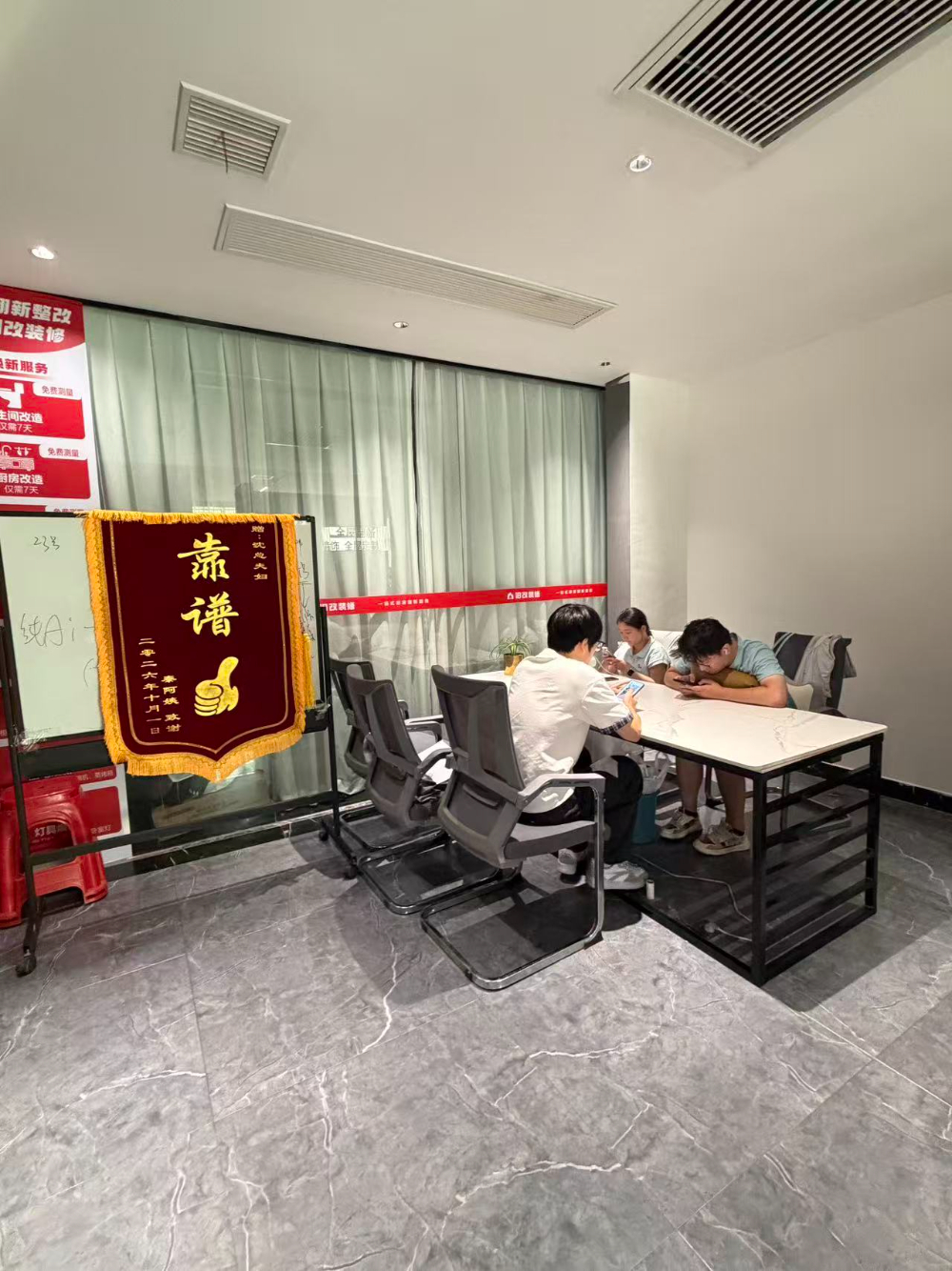办公实景图 (2).jpg