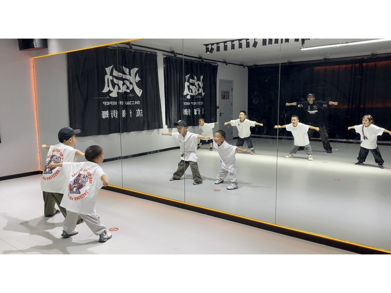 03-08-小班课堂-教师带练全景.jpg