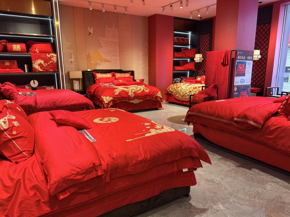 家纺展厅婚庆床品全景陈列.jpg