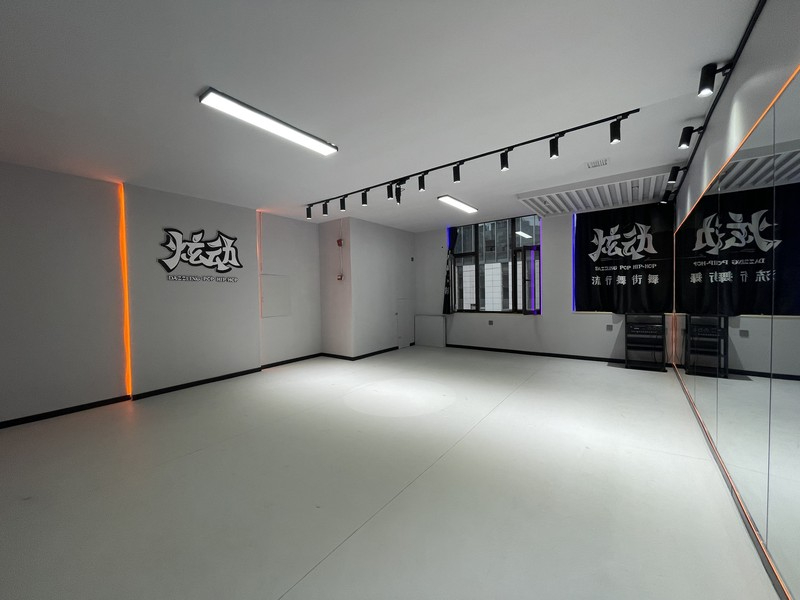05-01-教室空景-镜面墙与灯轨.jpg