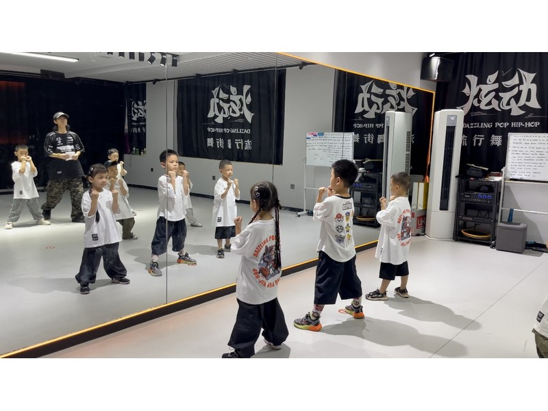 03-04-小班课堂-镜墙前学员训练.jpg