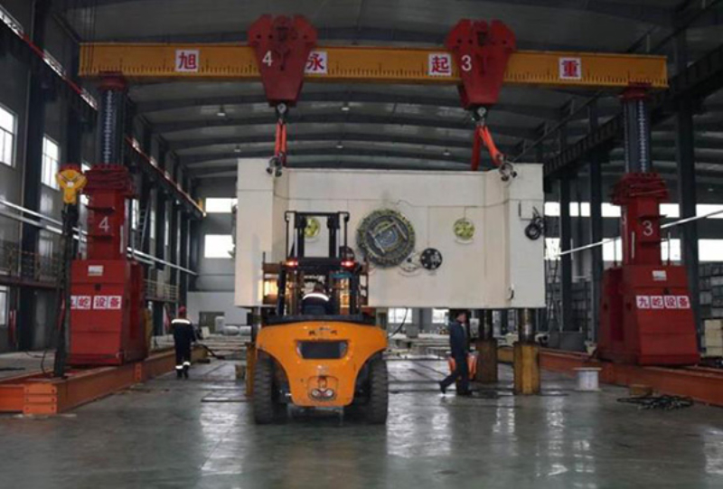 700T液压龙门吊吊装冲床1.jpg