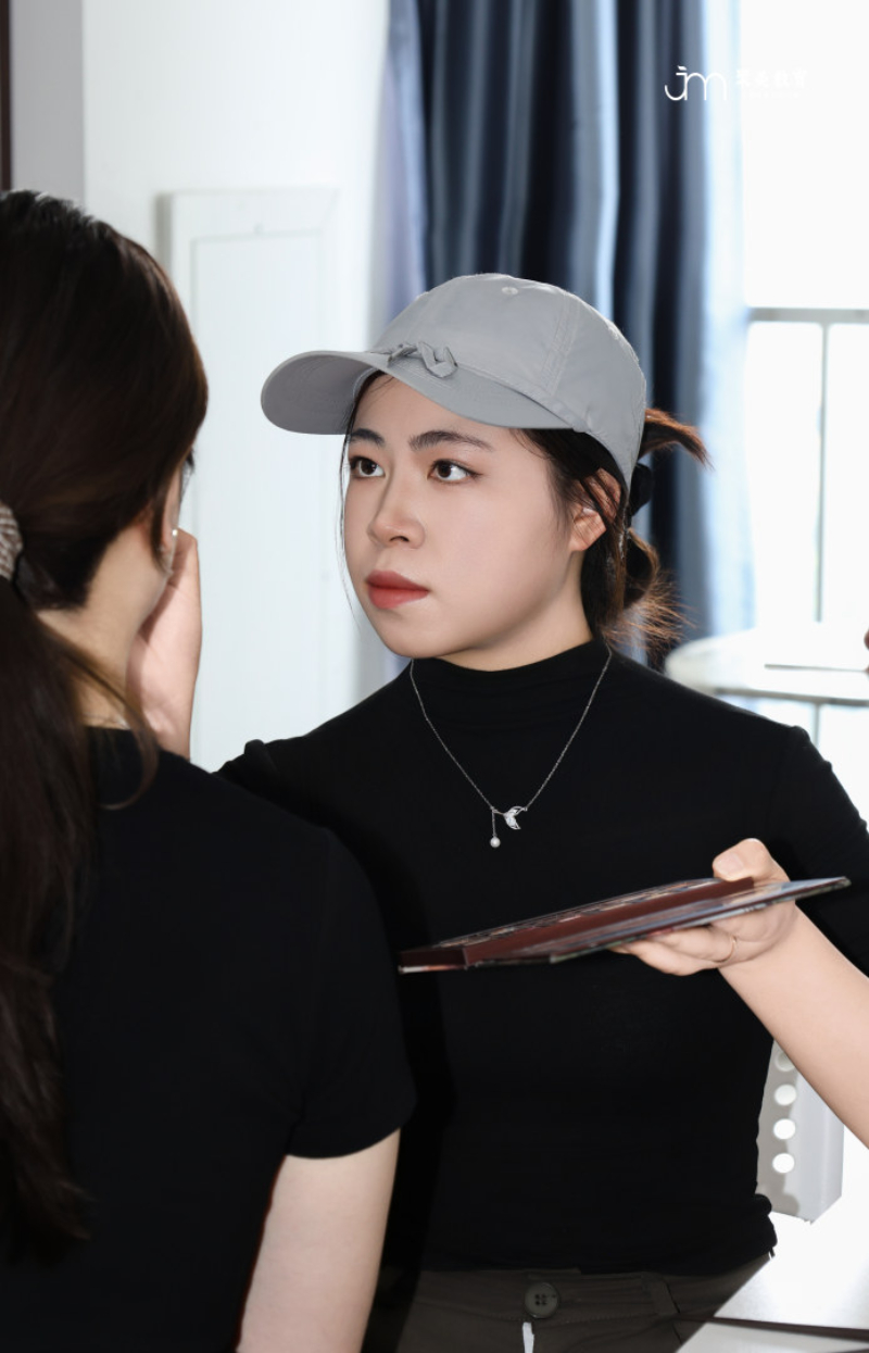 聚美零基础纹绣培训解析：眉眼唇技艺与职业化成长路径