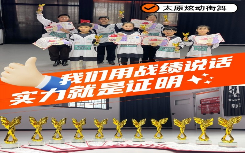 06-02-用战绩说话-学员与奖杯证书合影.jpg