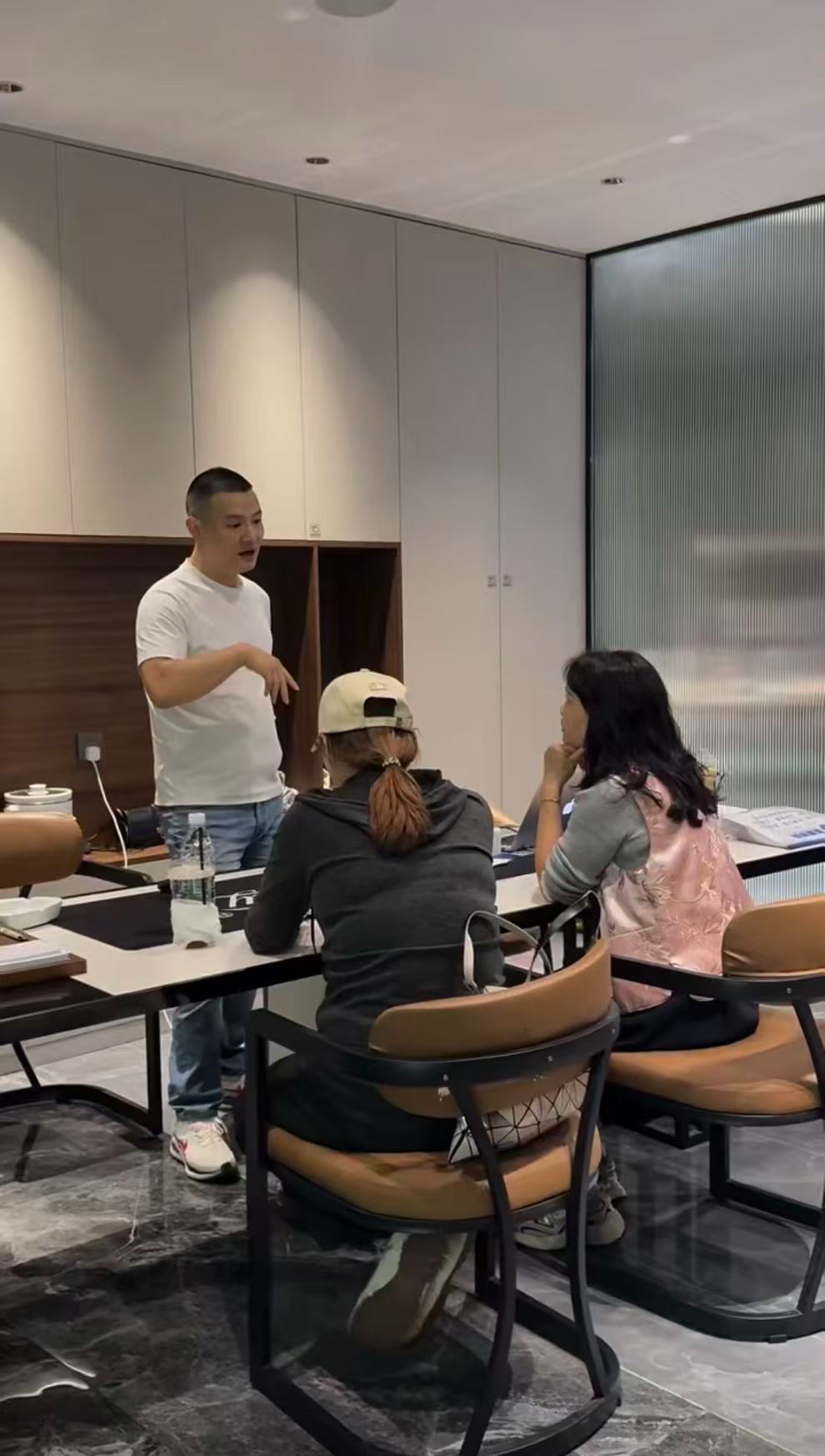 办公实景图.jpg