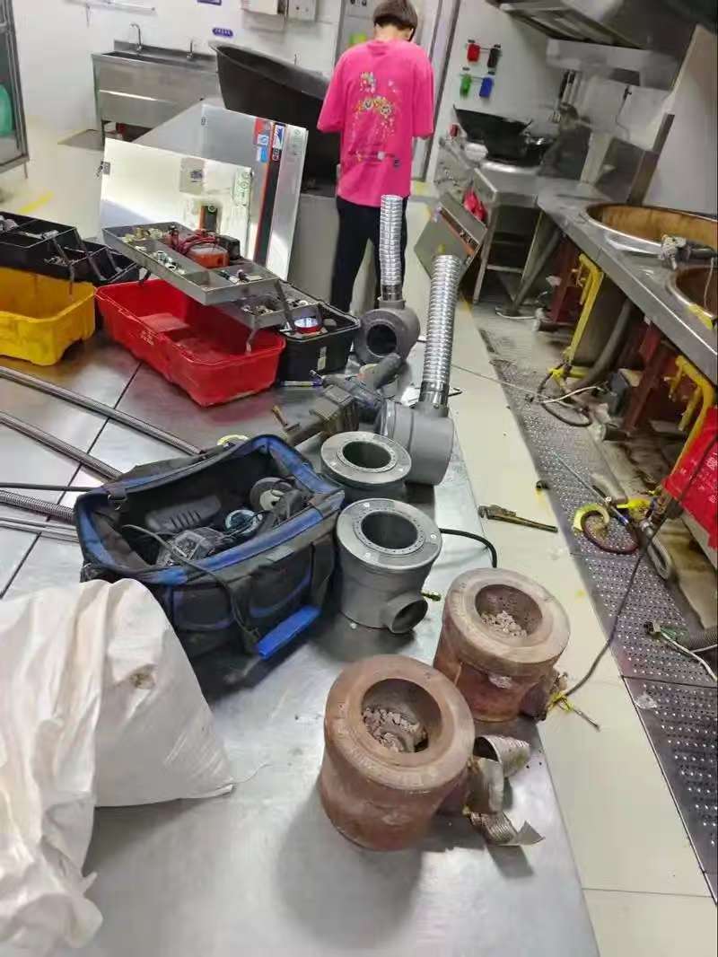 ������ʵ���ĳ����豸ά�޹�˾�Ƽ���רҵ�Ŷ��볤Ч���ϵ�˫�ؿ���