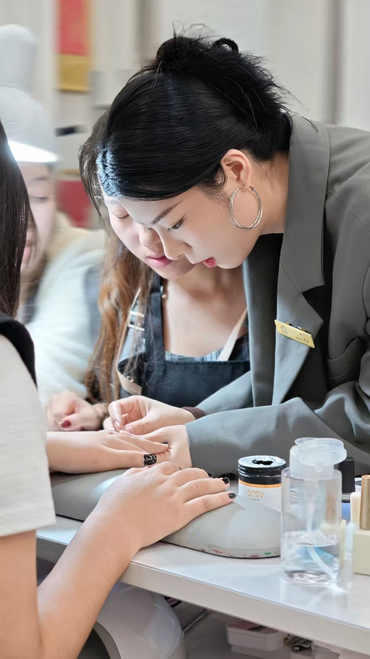 2026年学习美妆学校贵吗？南宁唯美绣为你算清这笔账