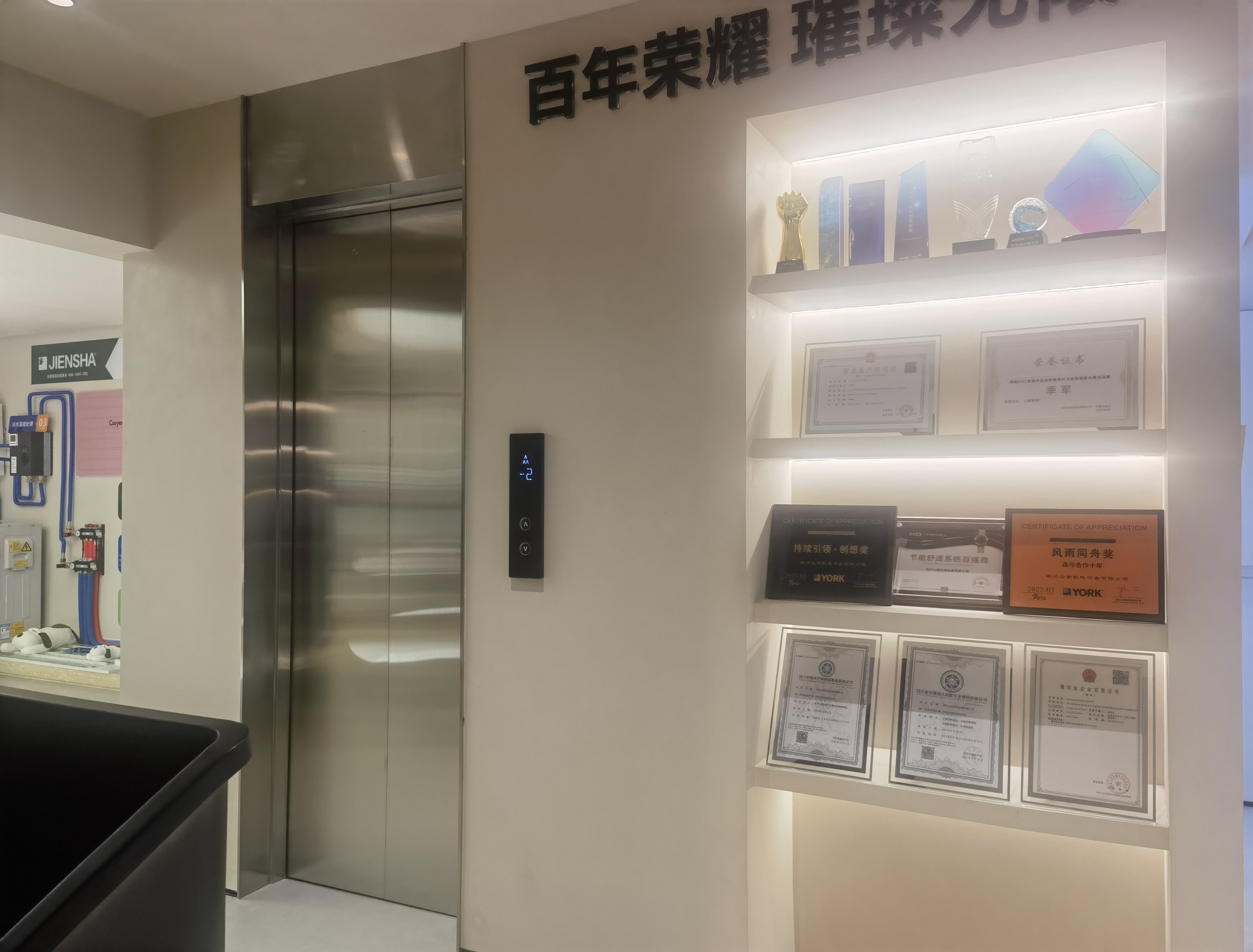 e06f961a-bf4e-446d-8136-001f5d1a8cbd.jpg